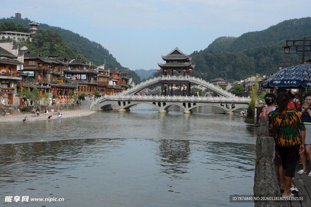 河畔古桥旁的热闹景象
