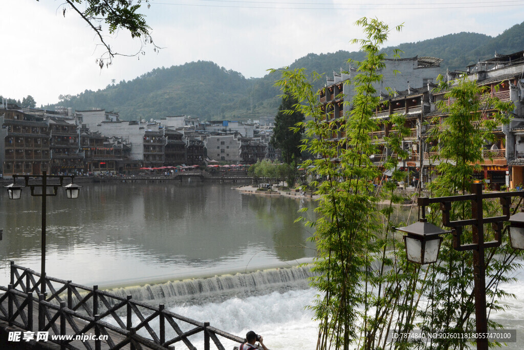 河畔古镇风光