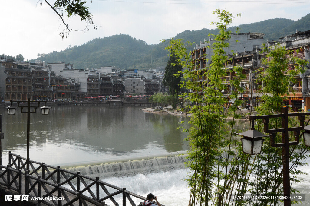 河畔古景 山水相依的小镇