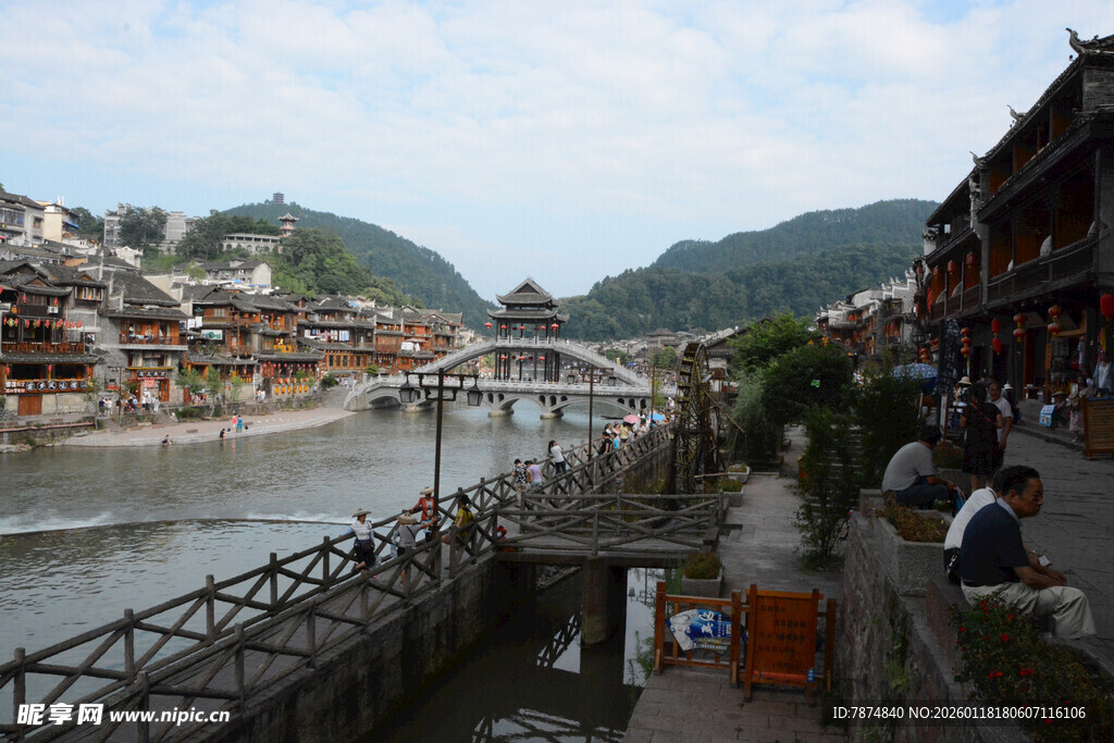 湘西凤凰古城河畔风景