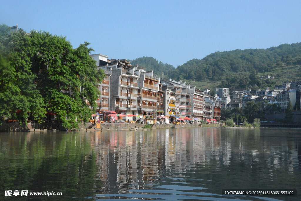 河畔多彩民居映于绿水