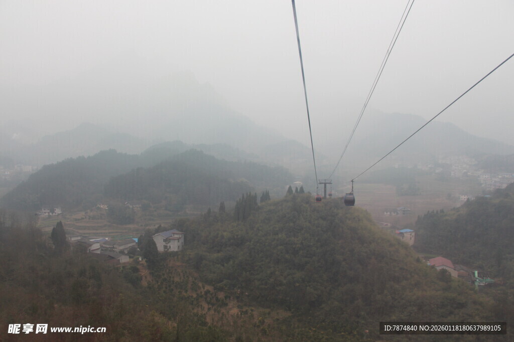 雾中索道穿行山林间