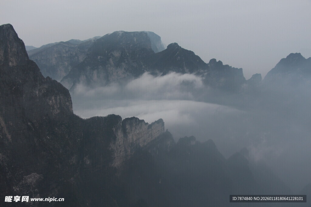 云雾缭绕的壮丽山峦