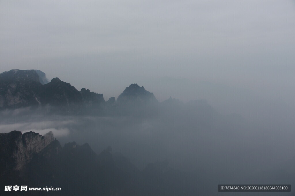 云雾缭绕的山峦美景
