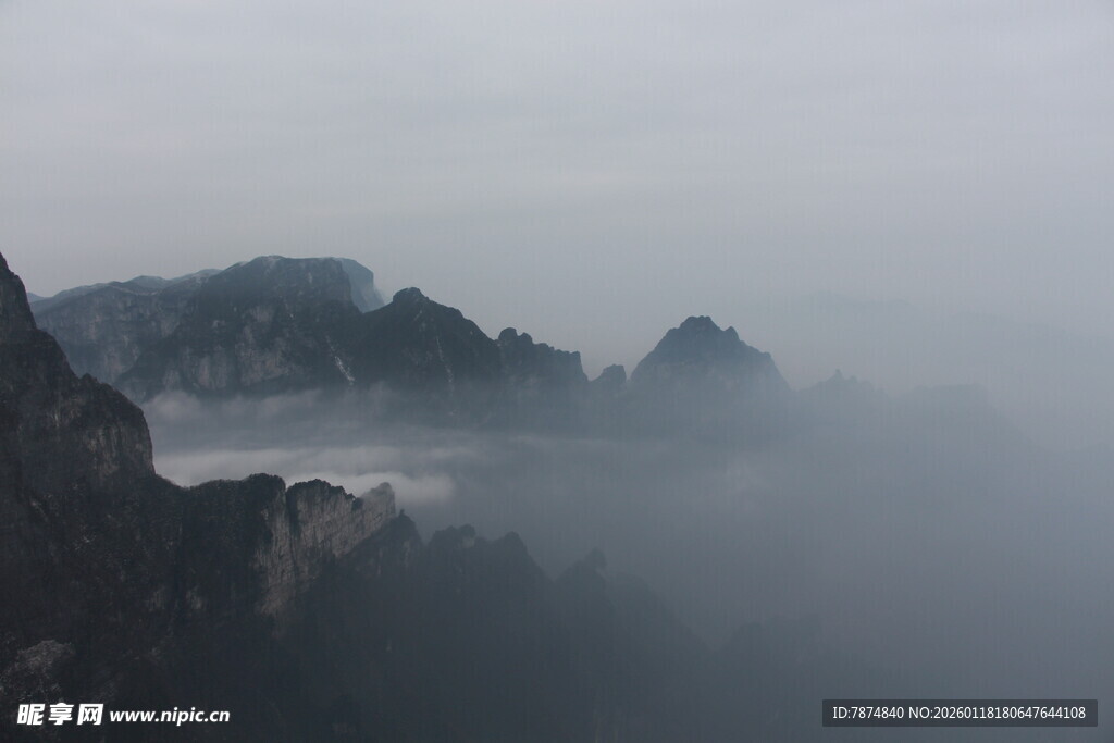 云雾缭绕的壮美山峦