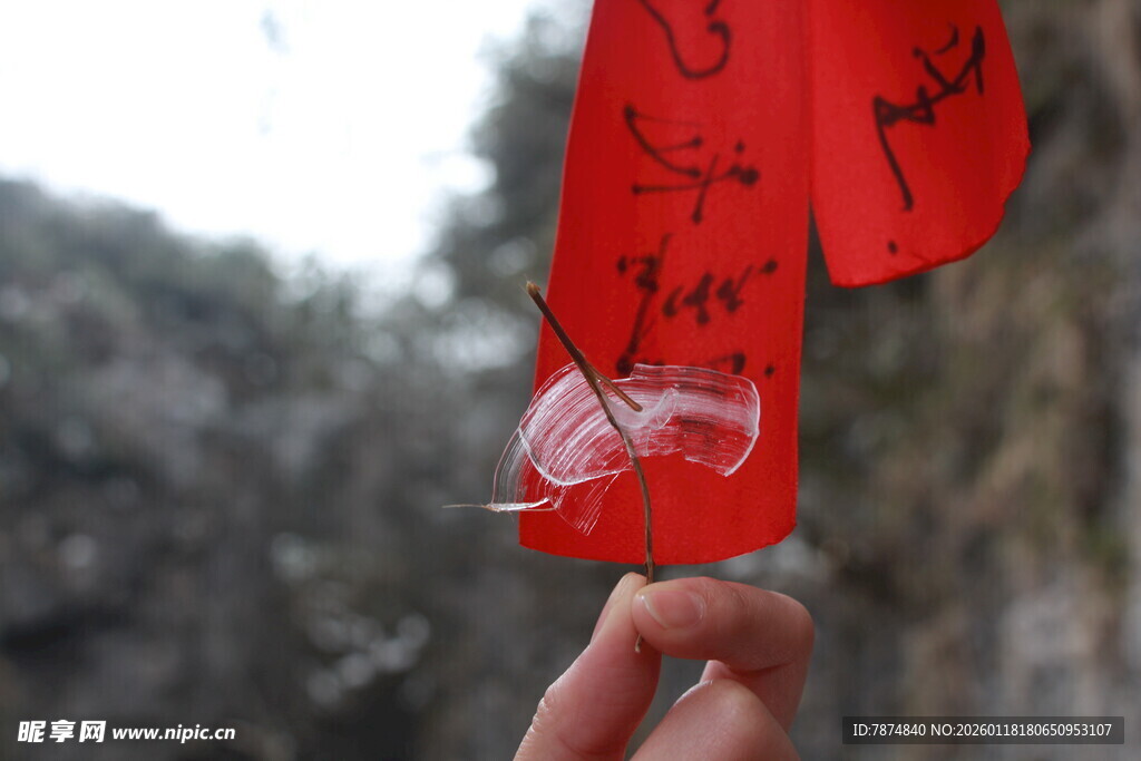 手持祈福红布条特写
