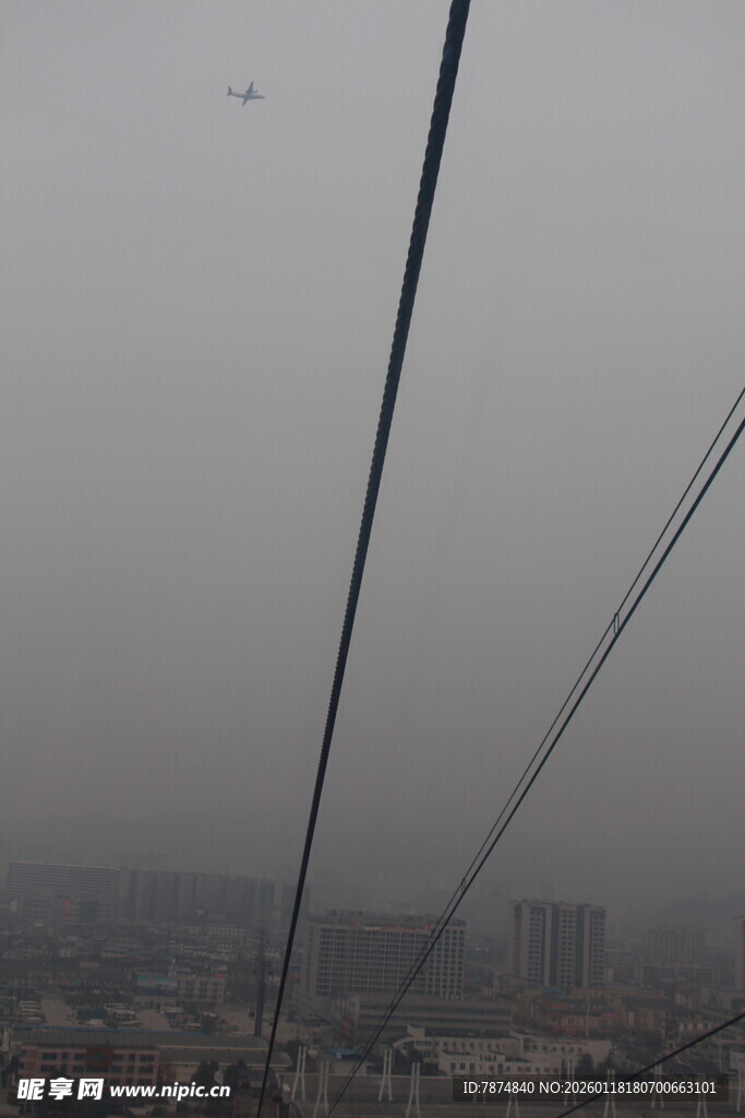 雾中缆车线路景观