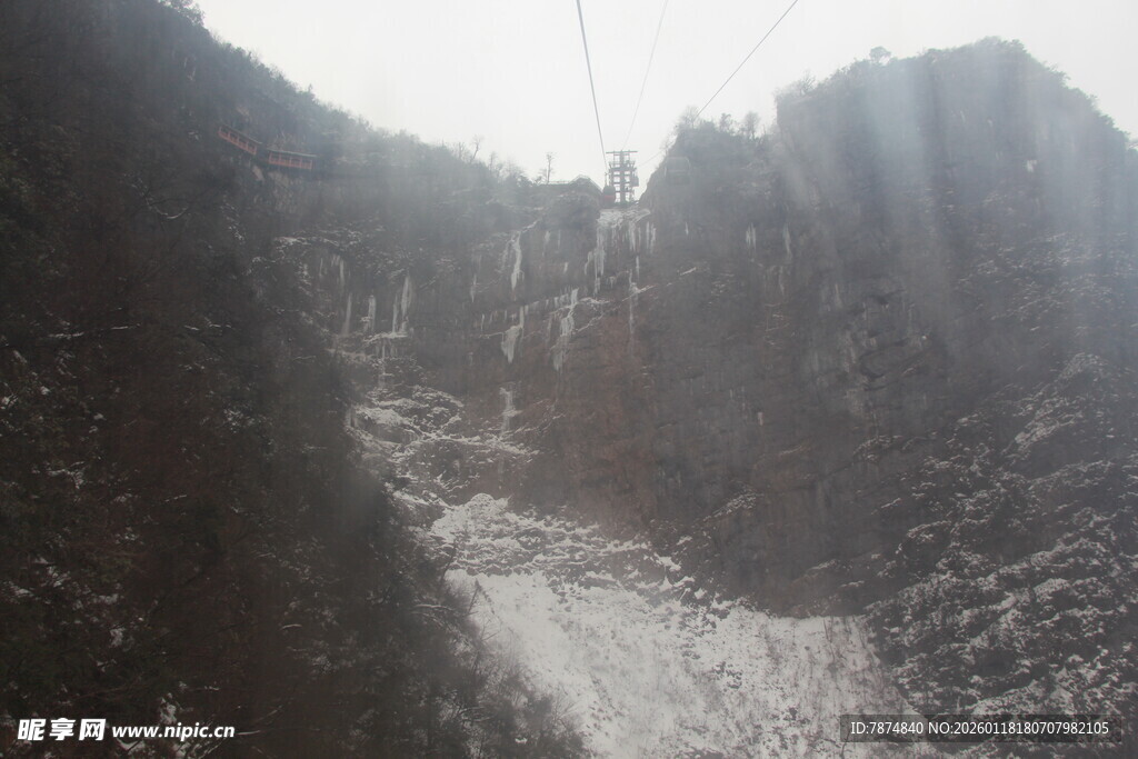 山间河谷壮丽景致