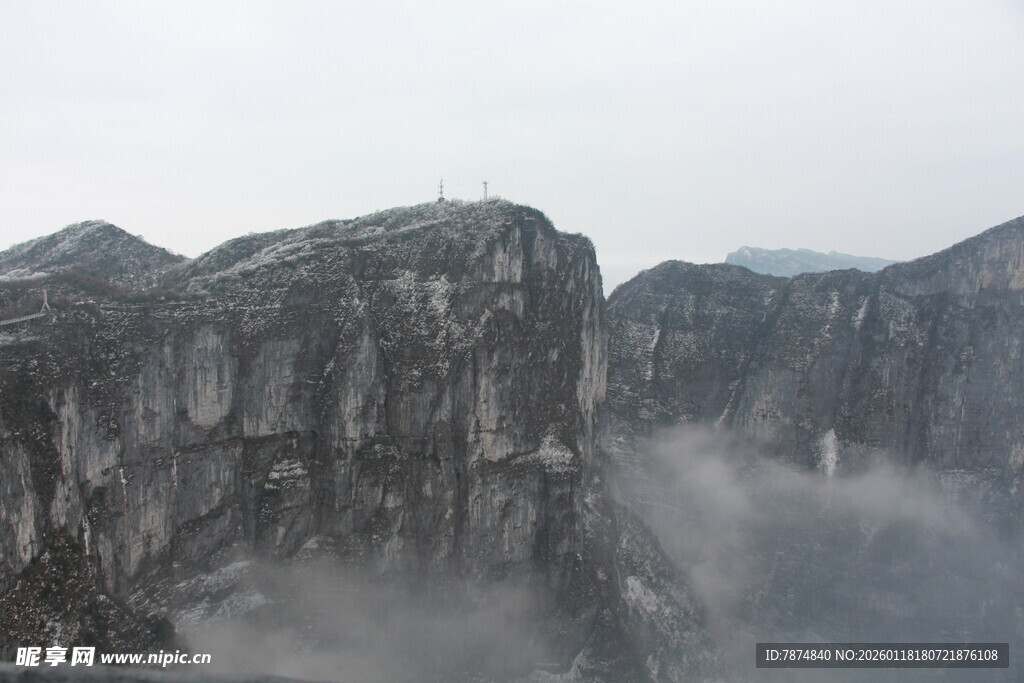 云雾缭绕的险峻山峰