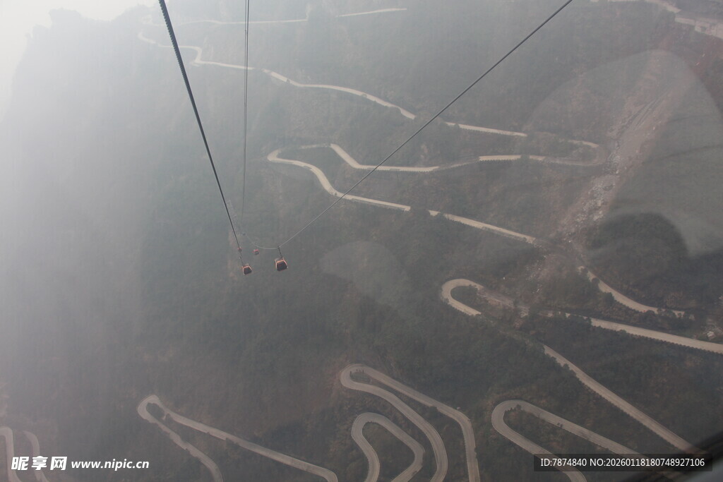 高空俯瞰蜿蜒道路景观