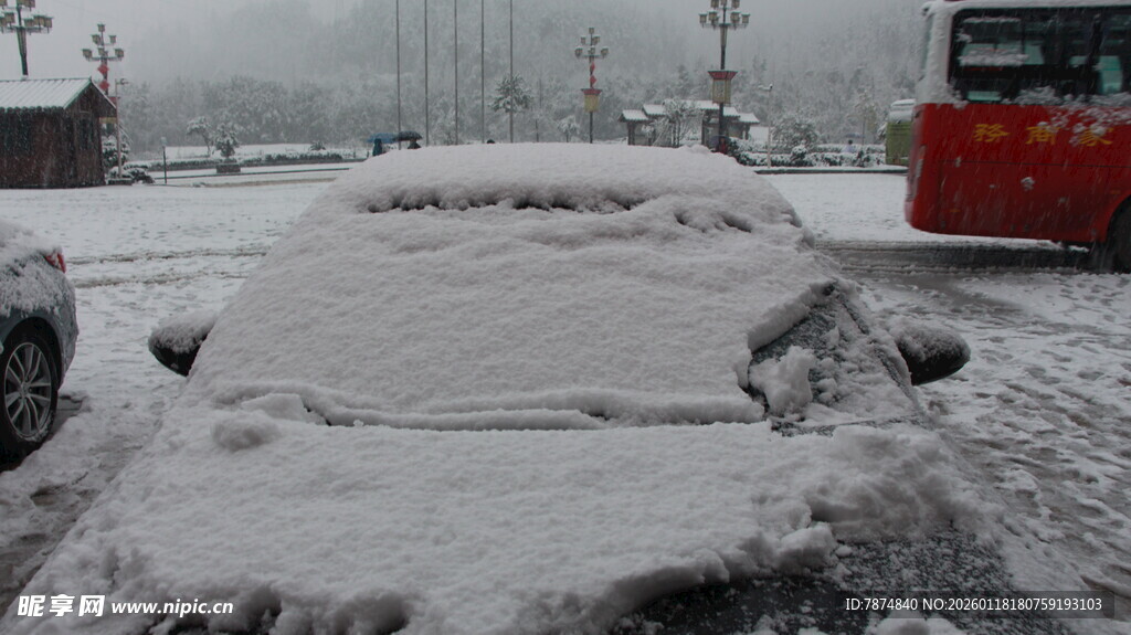 雪覆车辆 冬日街头景象