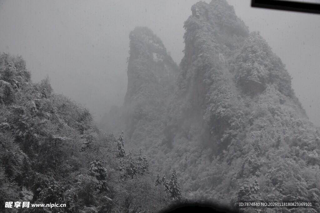 雪覆奇峰 山林银装素裹