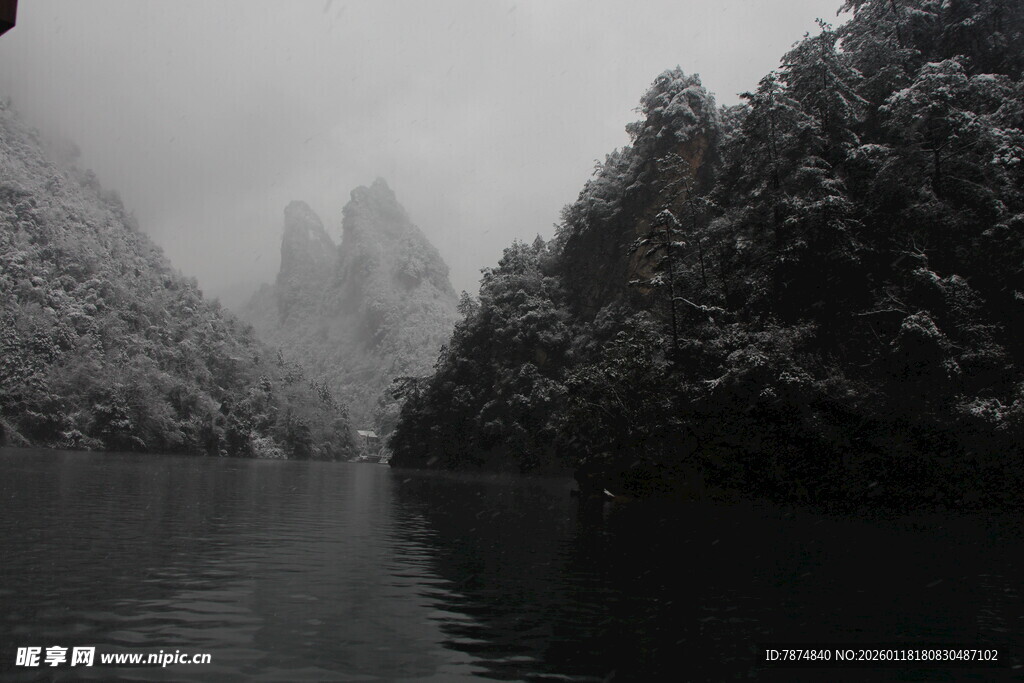 水墨山水间的静谧江河