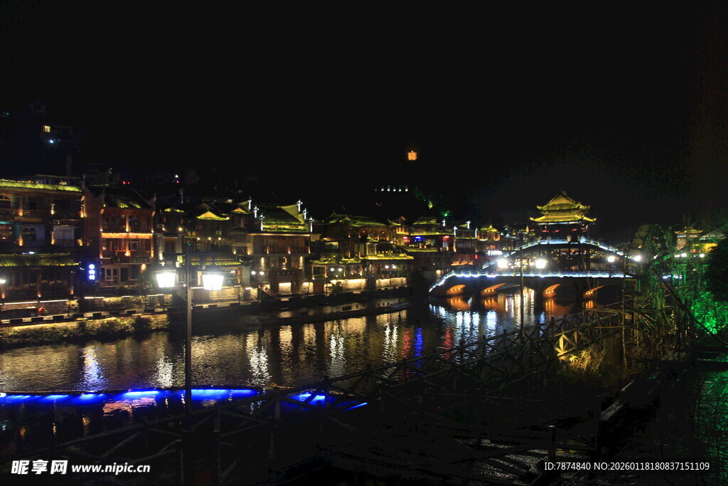 夜晚河畔璀璨夜景