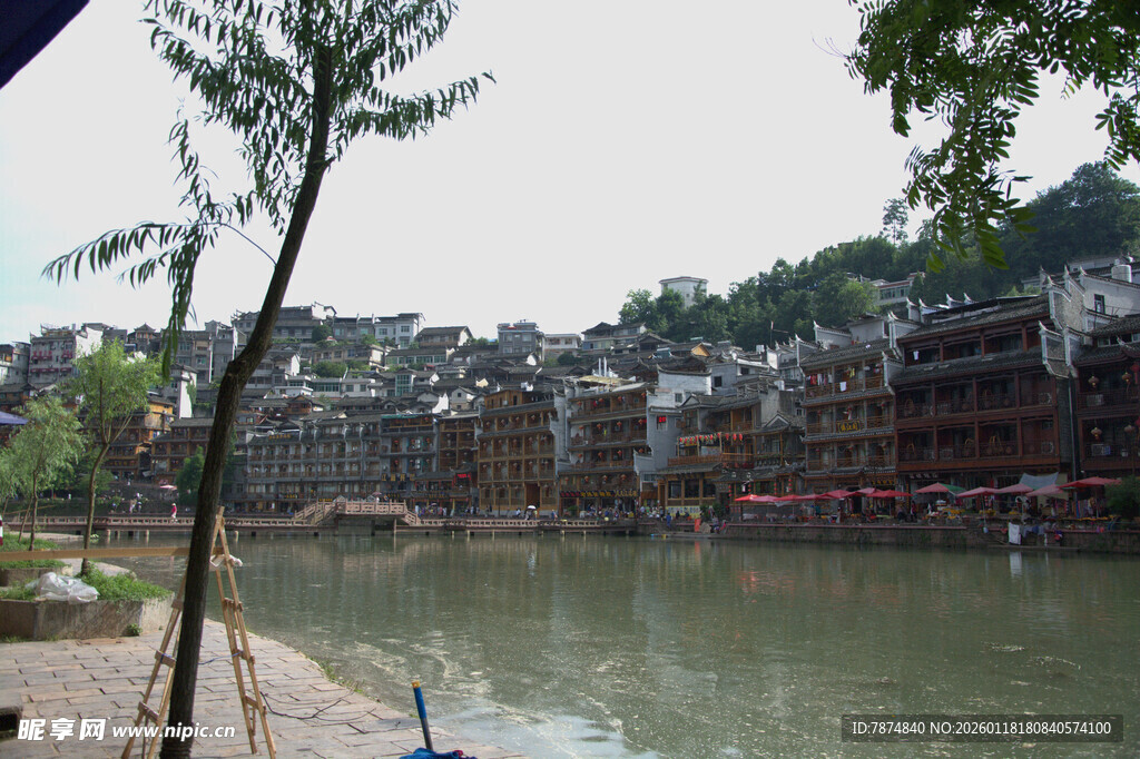 河畔古村落风景
