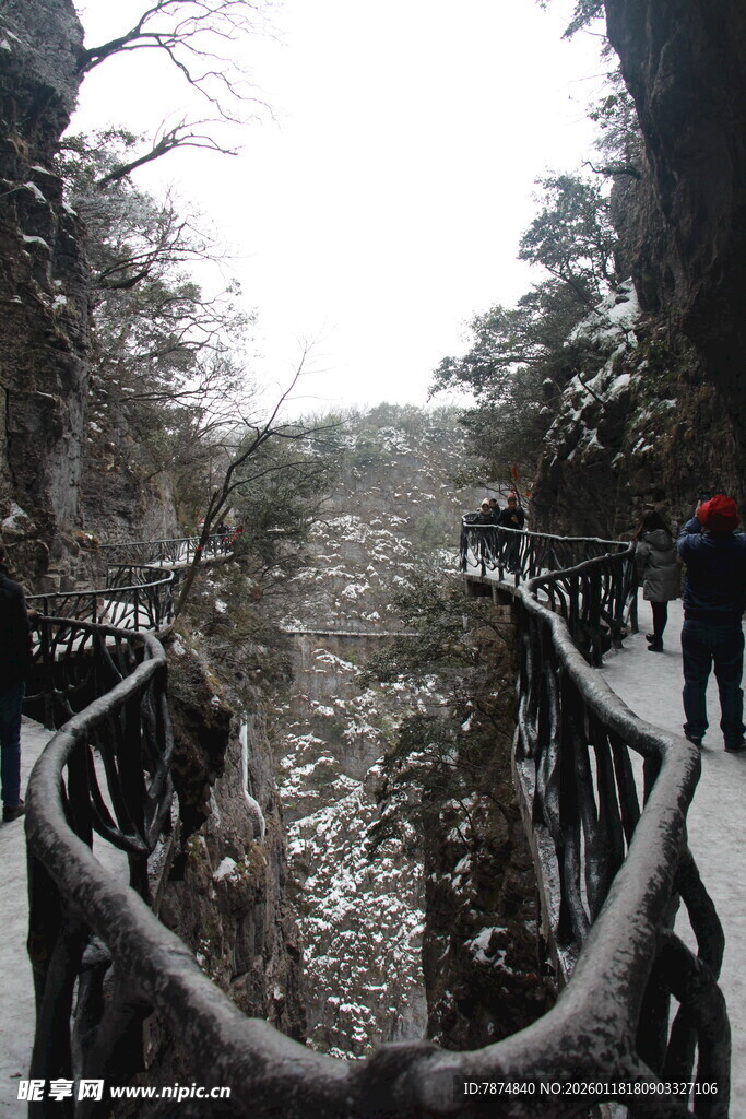 冬日雪景栈道上的行人