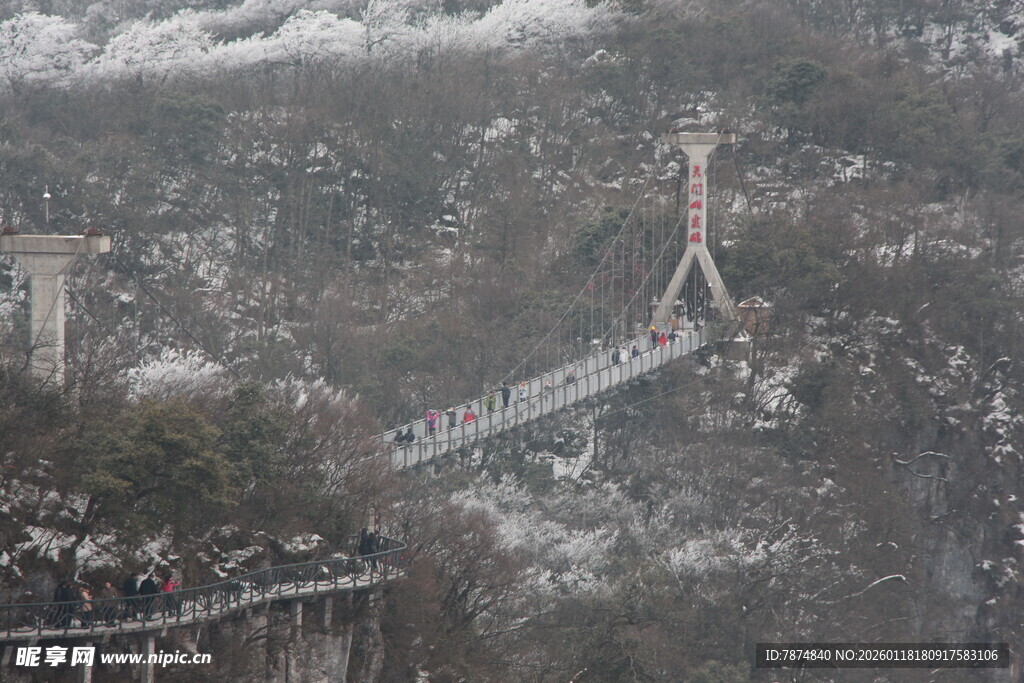 雪覆山间的悬空玻璃桥