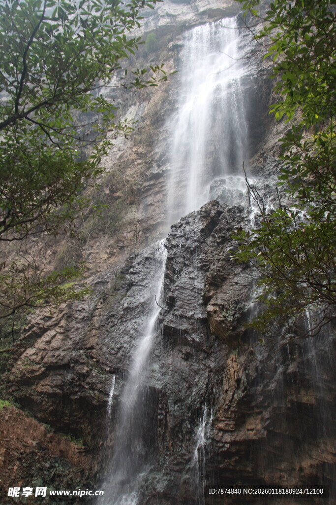 山间瀑布美景