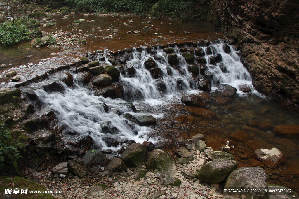 山间小瀑布溪流美景