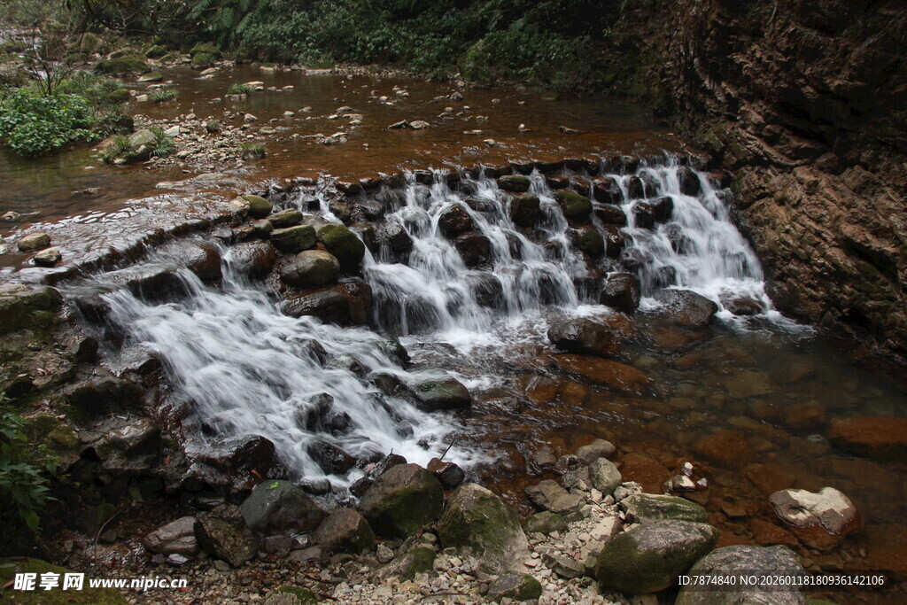 山间小瀑布溪流美景