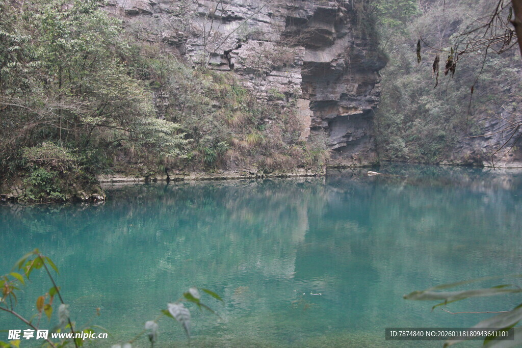 山间幽蓝清澈的碧绿湖水