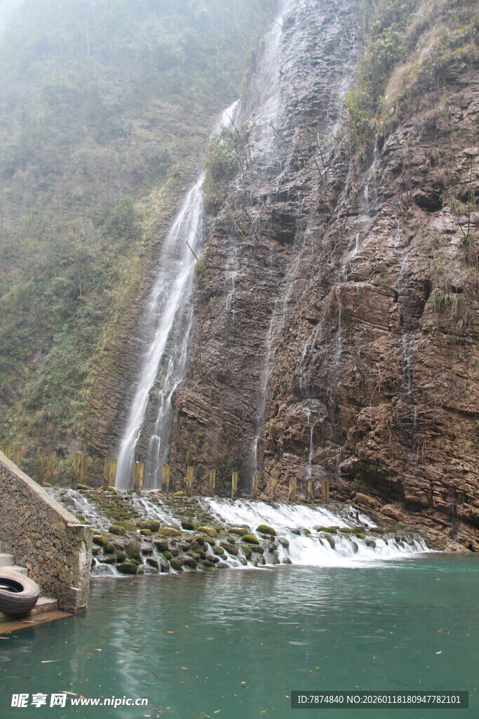 山间飞瀑下的碧绿潭水