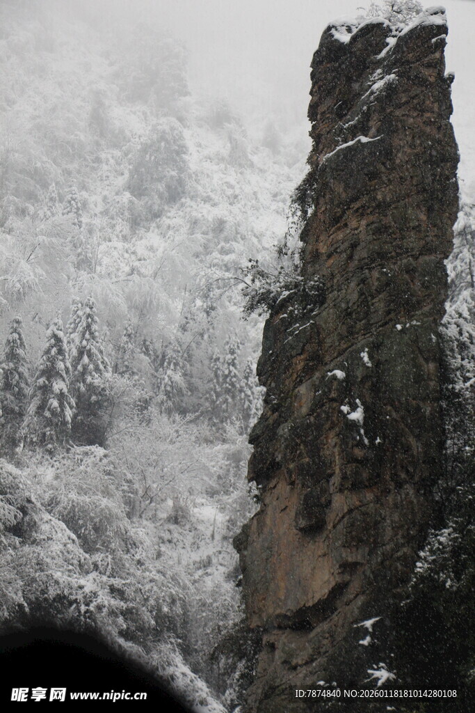 雪覆奇峰景色壮