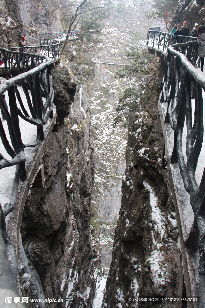 山间雪后铁轨覆雪景象