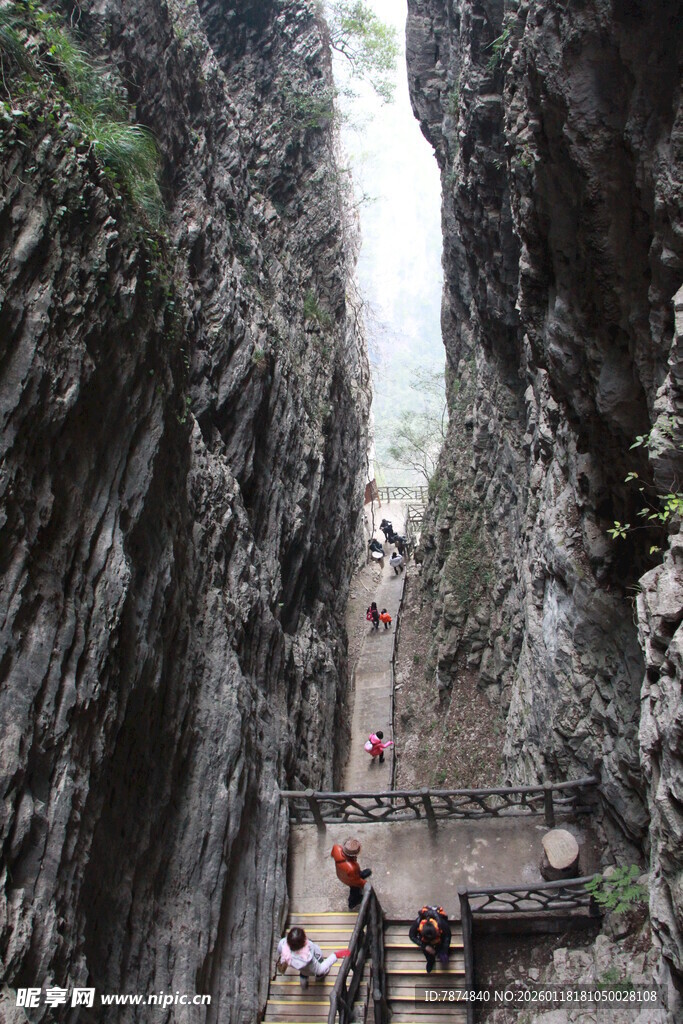 峡谷栈道上的游客身影