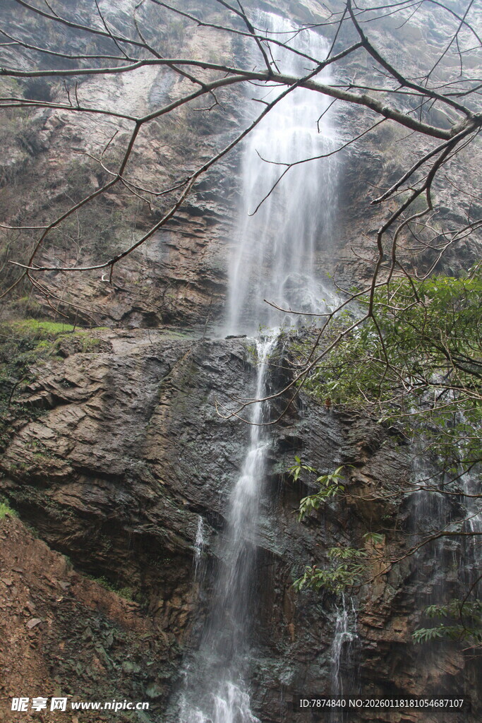 山间瀑布美景