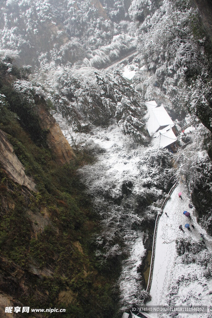 雪覆山峦间的壮美景致