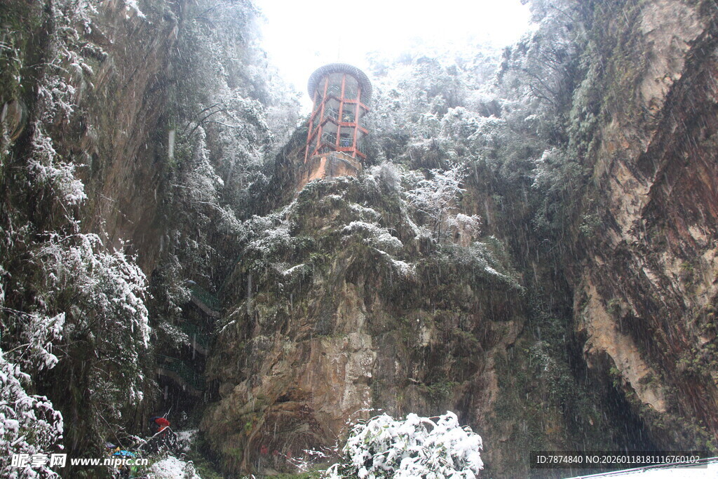 雪覆峡谷中的古老建筑
