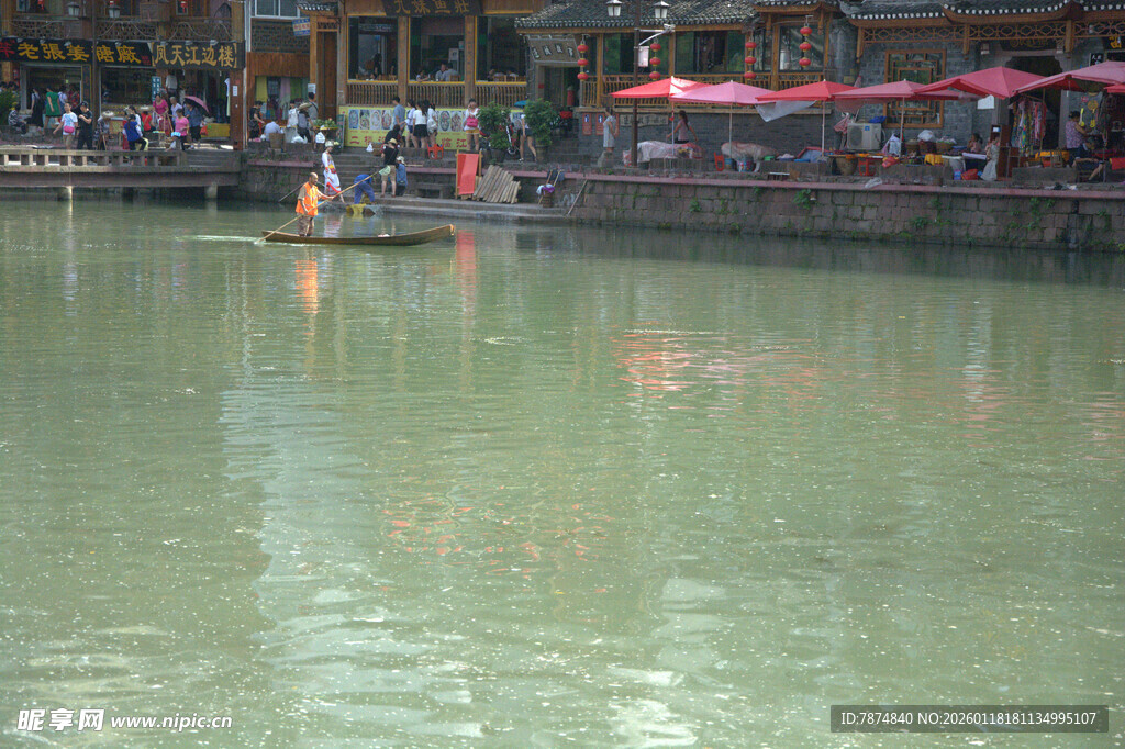 水乡河畔的宁静景象