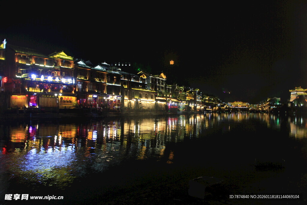 江边夜景璀璨灯光倒影