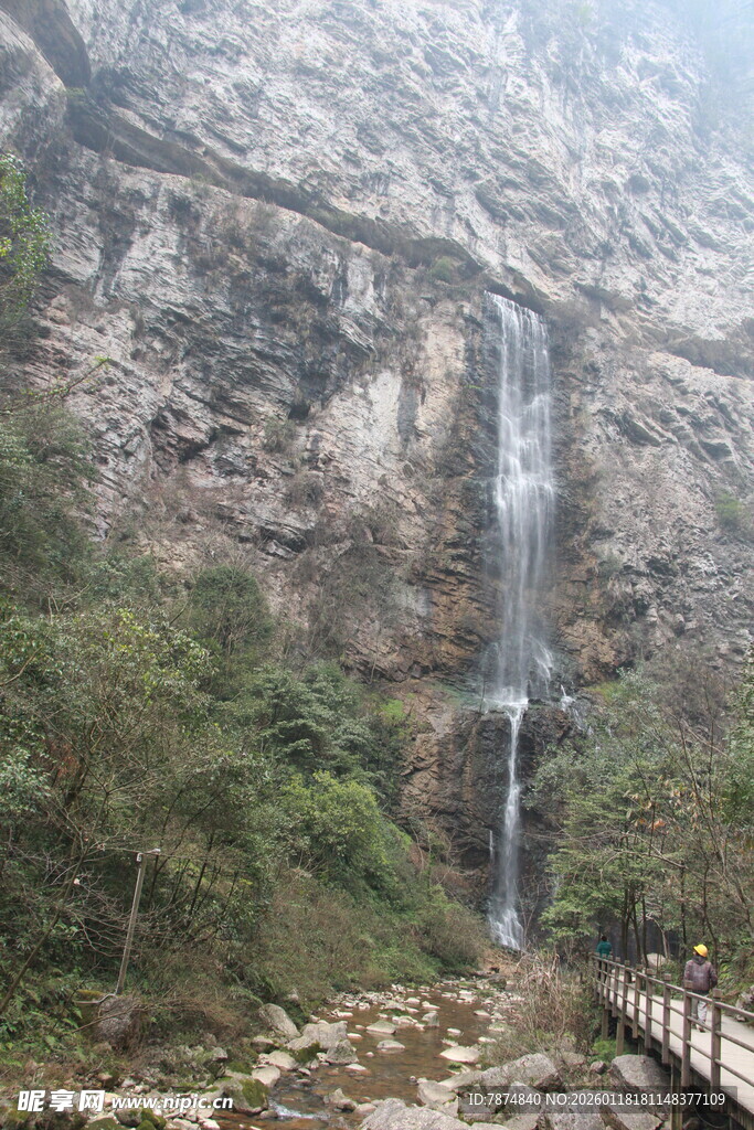 山间瀑布美景