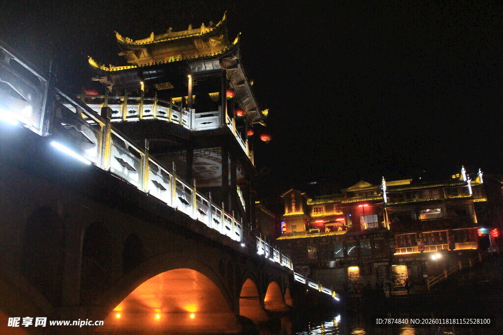 古桥夜景 璀璨灯火映古韵