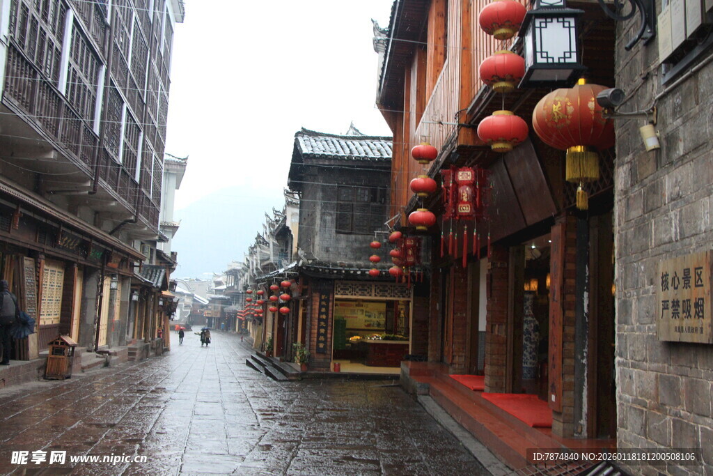 雨中古街 红灯笼点缀韵味