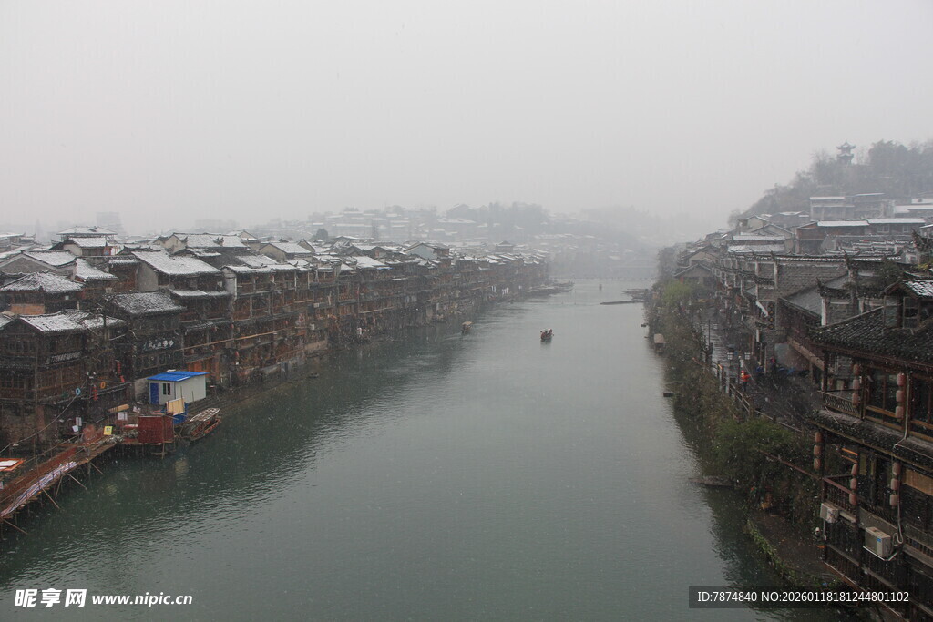 烟雨朦胧中的古朴水乡小镇