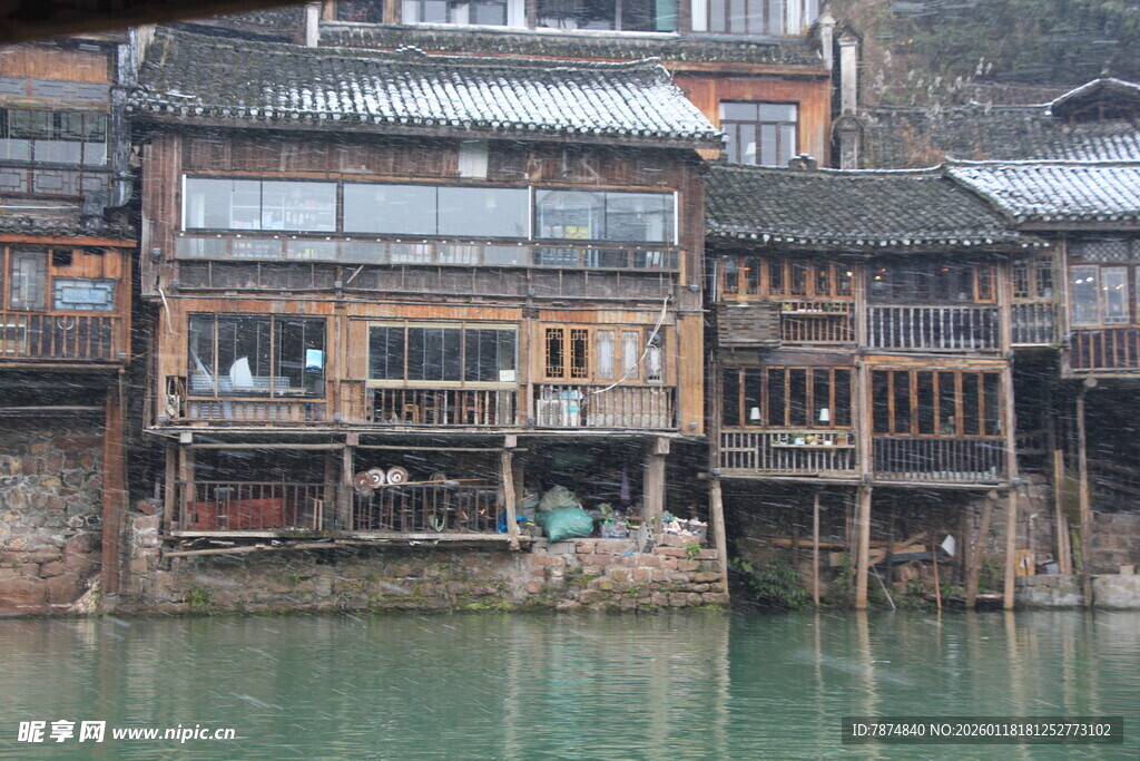 湘西水上吊脚楼景观