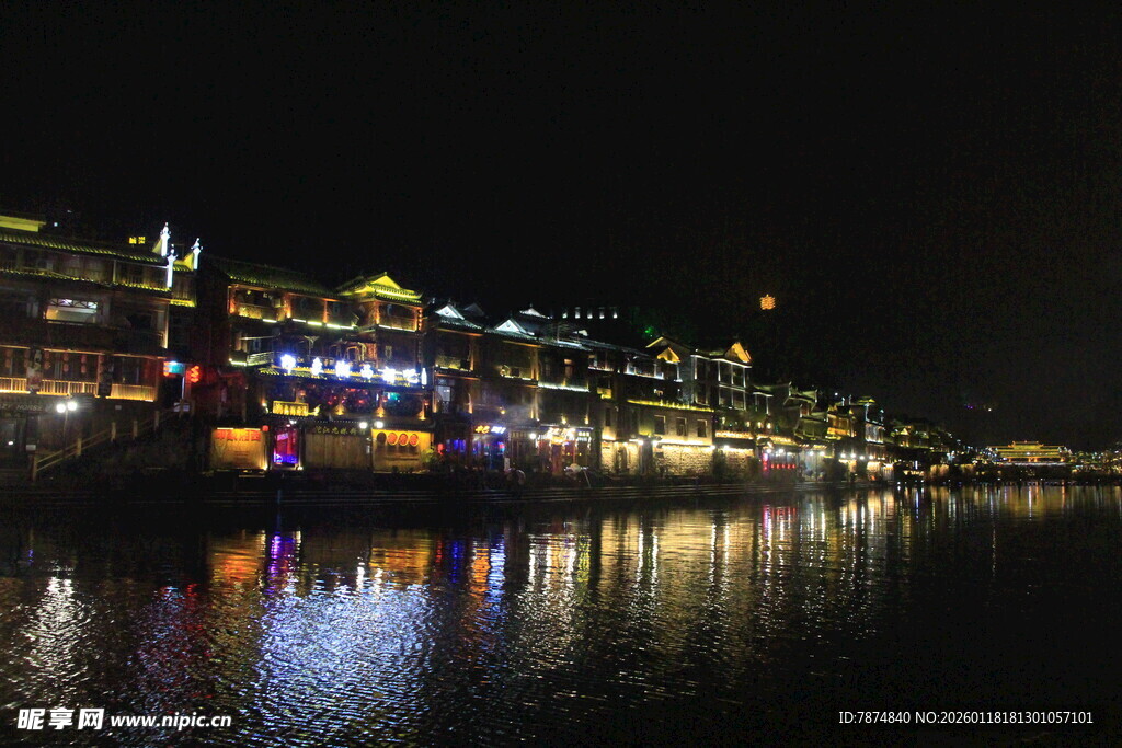 河畔夜景 璀璨灯火映水面