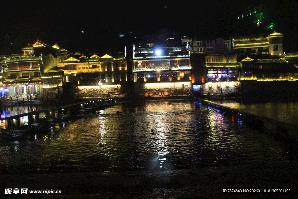 古镇夜景 水面倒映璀璨灯火