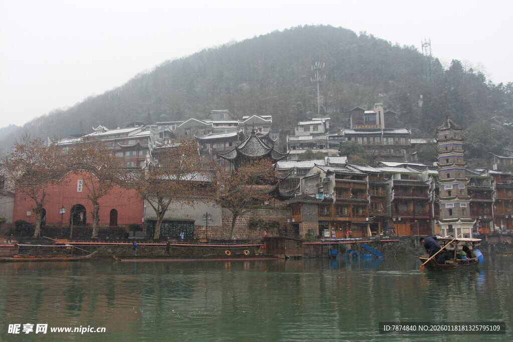 江边古朴村落景致