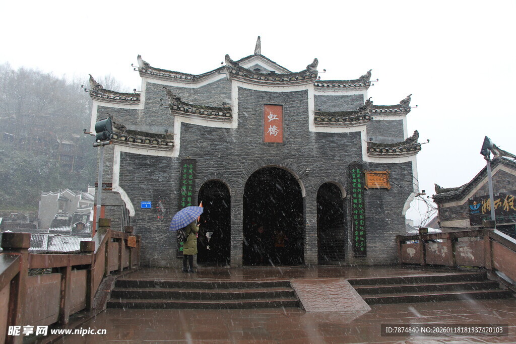中式古建筑门楼雨中景致