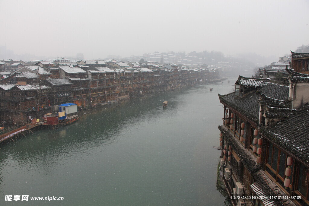 烟雨朦胧中的古城河岸