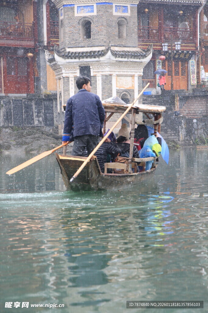 水乡船夫撑船游于河道