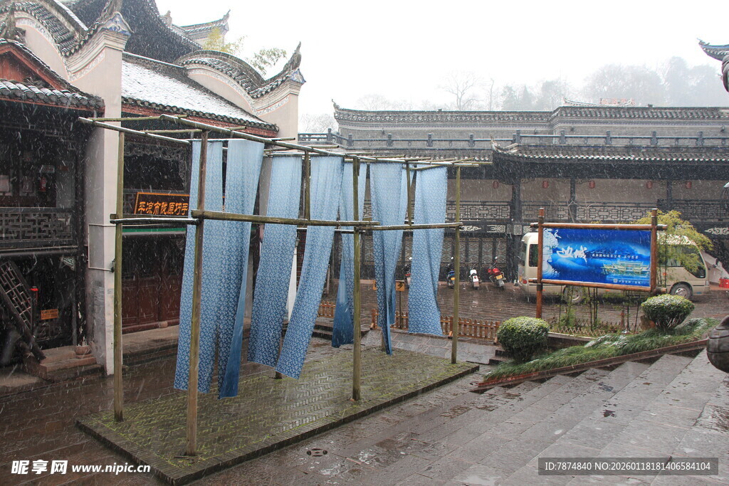 中式庭院中的蓝色屏风景观
