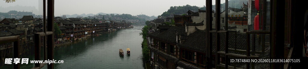 透过栏杆看城市河流景观