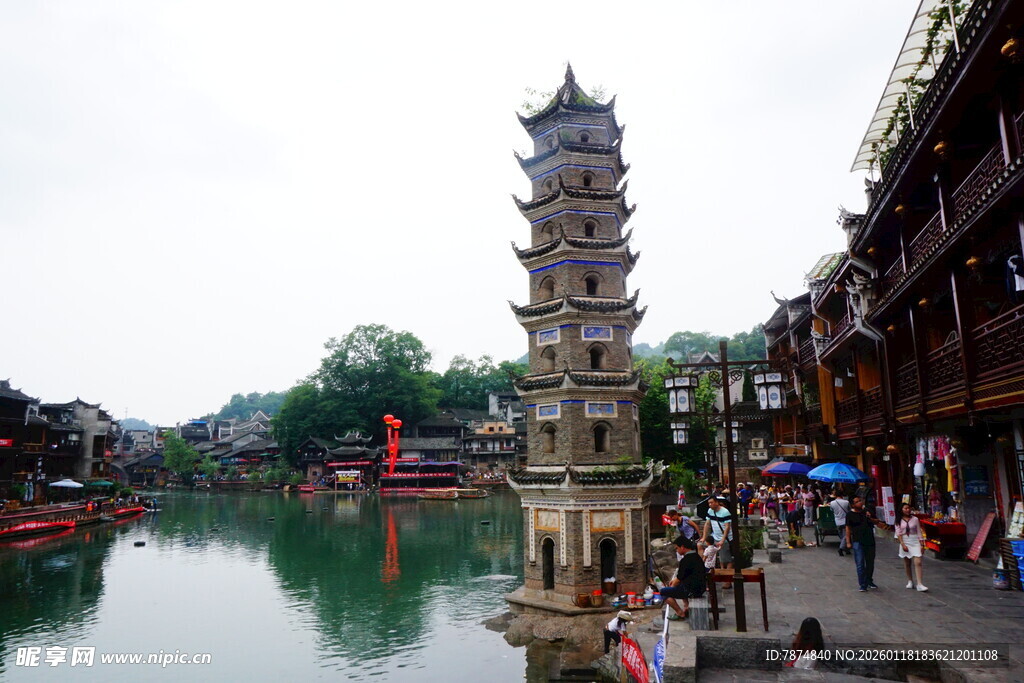 水乡古塔旁的热闹景致