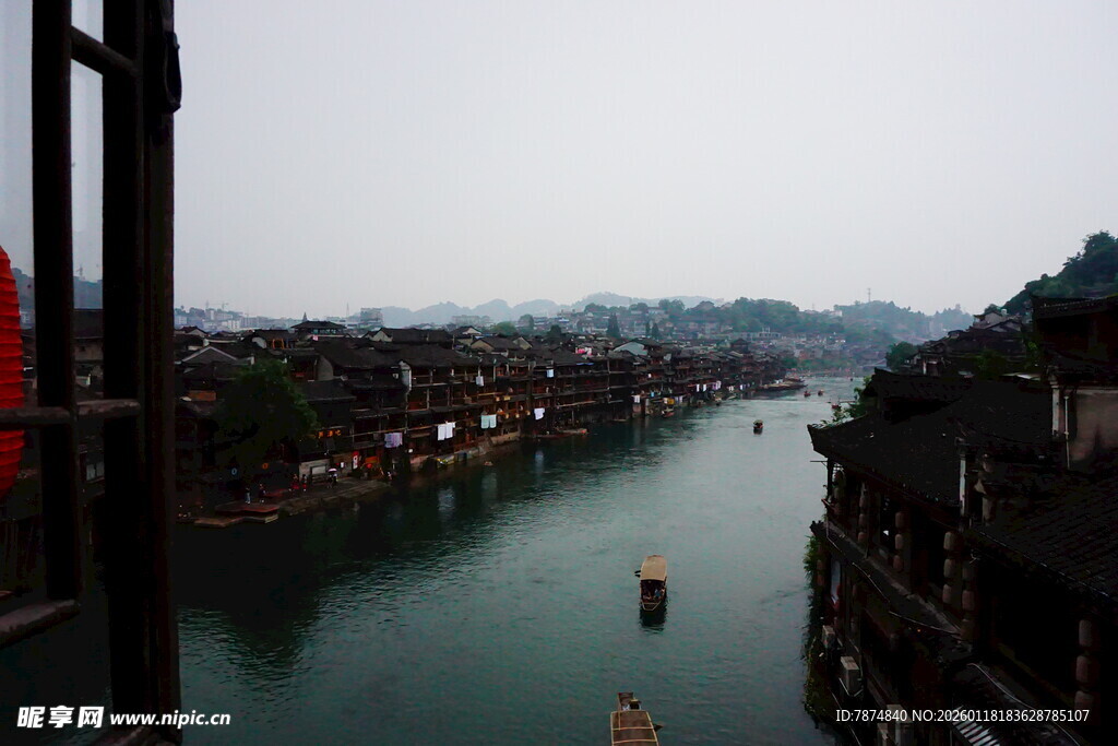 古镇河畔风光
