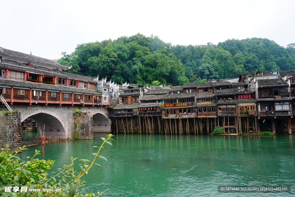 湘西凤凰古城河畔美景